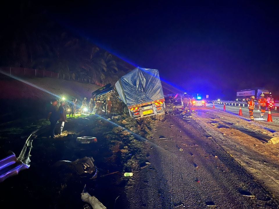 1 maut, 4 cedera kemalangan beberapa kenderaan antara Sungkai-Slim River