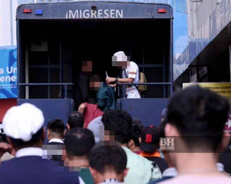 Op Kutip: Imigresen lancar serbuan besar-besaran di Jalan TAR, 143 warga asing ditahan