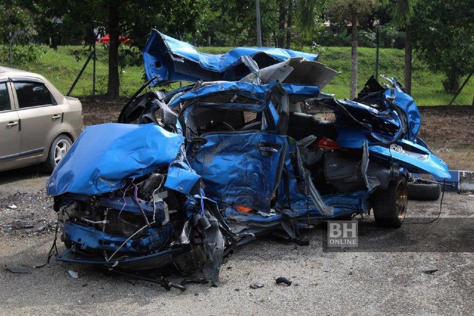 Gagal memotong di garisan berkembar punca Myvi bertembung bas ekspres - Polis