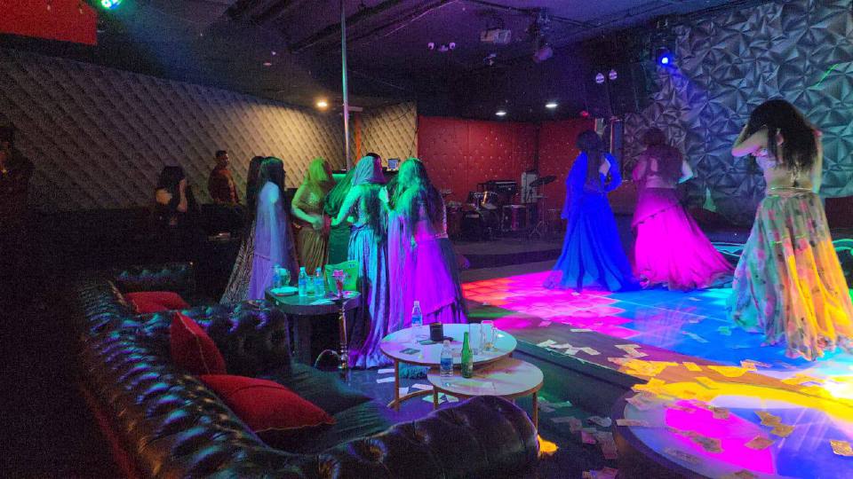 Pusat hiburan ala Bollywood di kompleks beli belah usang diserbu