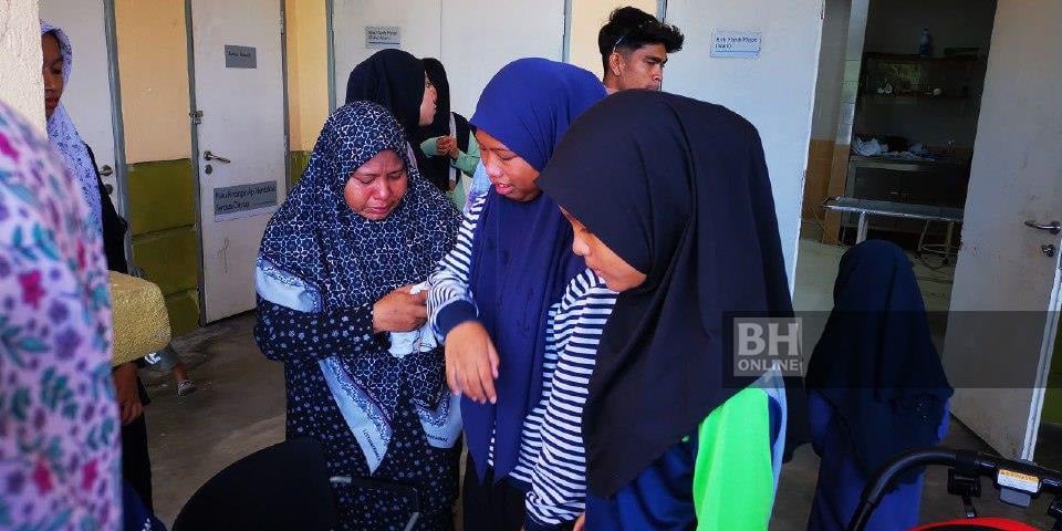 "Saya dengar dua cucu menangis, mengadu sakit dan meminta tolong..." - Nenek mangsa kemalangan mautOleh Asrol Awang - Jun 18, 2025 @ 3:02pm facebook sharing buttonwhatsapp sharing buttontwitter sharing button Suasana pilu di Unit Forensik Hospital Pekan, susulan kemalangan maut yang mengorbankan suami isteri di Pekan. - NSTP/ Asrol Awang Suasana pilu di Unit Forensik Hospital Pekan, susulan kemalangan maut yang mengorbankan suami isteri di Pekan. - NSTP/ Asrol Awang PEKAN: "Saya dengar dua cucu menangis, mengadu sakit dan meminta tolong. Cucu perempuan yang buat panggilan video pula tidak bercakap." Situasi menyayat hati itu dikongsi Som Hamzah, 65, ketika menceritakan kembali detik cucunya membuat panggilan video sejurus kereta dinaiki mereka terbabit kemalangan di Jalan Kuantan-Segamat dekat Kampung Batu Lapan, Lepar, di sini, malam tadi. Kemalangan itu menyebabkan Jamal Azizul Samat, 44, yang juga anak kepada Som dan isteri, Lizawati Abdullah, 41, maut, manakala tiga anak mereka berusia antara enam hingga 17 tahun parah. "Makcik tahu anak, menantu dan tiga cucu terbabit kemalangan sebaik menjawab panggilan video seorang daripadanya mereka. Disyorkan Pelakon dan penyanyi terkenal tiba di mahkamah Putrajaya 2 beranak mengaku curi barang pasar raya didenda RM2,000 seorang Sheila syukur Kayda Aziz bertunang Ahli Majlis PBT dituduh merogol "Ketika panggilan video itu dia tidak mengetahui keadaan terutama anak dan menantunya sudah meninggal dunia dalam kemalangan itu," katanya. Pause Next Mute Current Time 0:08 / Duration 1:01 Fullscreen Som berkata, ketika kejadian lima beranak itu dalam perjalanan pulang dari Taman Sepakat, di sini ke rumah mereka di Muadzam Shah, Rompin. "Mereka ke rumah anak saya iaitu adik Jamal Azizul untuk makan pulut santan durian. Durian itu dibeli arwah berharga lebih RM300 dan arwah berpuas hati dapat makan bersama keluarga. "Arwah memang teringin sangat makan durian dan alhamdulillah hajatnya sampai. Arwah juga sempat bergurau," katanya ketika ditemui di Unit Forensik Hospital Pekan, di sini. Ditanya sama ada terdapat sebarang tanda mencurigakan sebelum kemalangan, Som berkata dia menyedari anak dan menantunya menciumnya terlalu lama sebelum bergerak. Sementara itu, ibu Lizawati, Siti Manap menerima dan reda dengan kejadian menimpa anak dan menantunya itu. "Saya boleh terima dan reda kerana kita juga akan di situ (meninggal dunia) juga kerana Allah SWT. Kita nak kata apa, sudah tertulis dan saya terima dengan seadanya. "Sebenarnya, arwah Lizawati ini seorang anak yang suka berahsia dan pendiam. Kali terakhir bertemu pada Jun tahun lalu dan hanya berhubung melalui telefon," katanya. Jenazah suami isteri itu akan dikebumikan dalam satu liang di Tanah Perkuburan Islam FELDA Chini Timur 1, di sini.