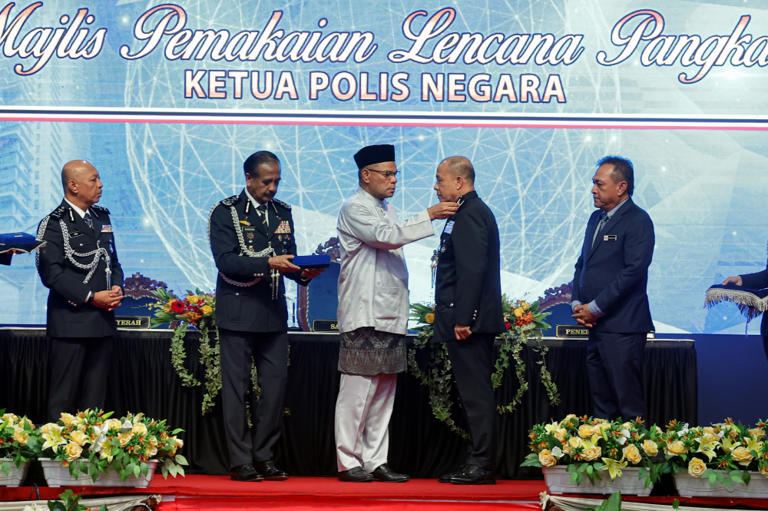 Police slam ‘irresponsible, damaging’ report linking new IGP Mohd Khalid to PKR, say won’t tolerate attempt to undermine force