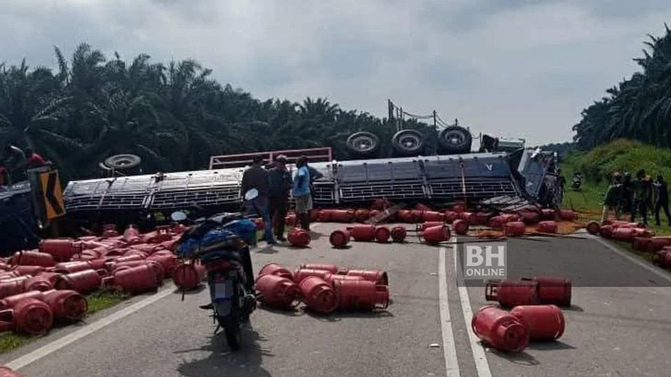 Gagal potong di garisan berkembar, pemandu maut kereta bertembung treler