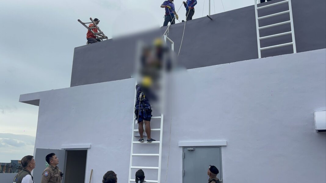 Pelancong China berenang dalam tangki air kondominium