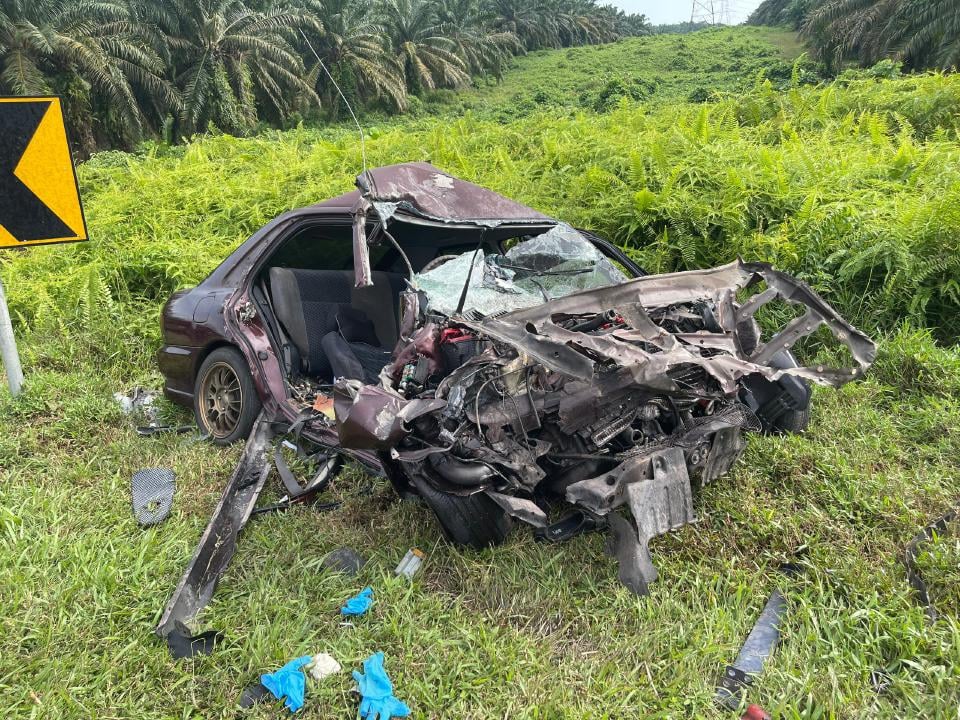Gagal potong di garisan berkembar, pemandu maut kereta bertembung treler