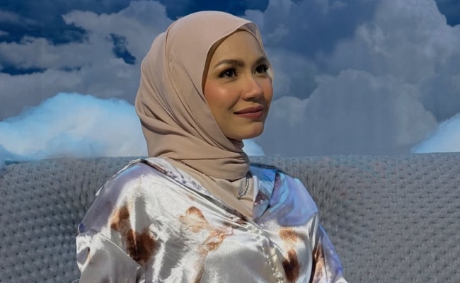 Netizen Dakwa Terserempak Dengan Bekas Suami Aprena Manrose Bersama Wanita ‘Free Hair’