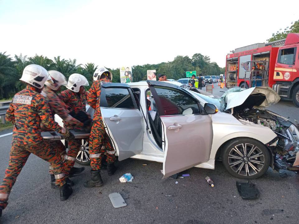 Kereta terjunam ke Sungai Triang dinaikkan, mangsa masih hilang