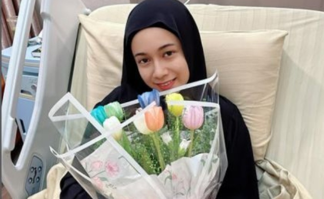 Fattah Amin Hadiahkan Amira Othman Sejambak Bunga Tulip