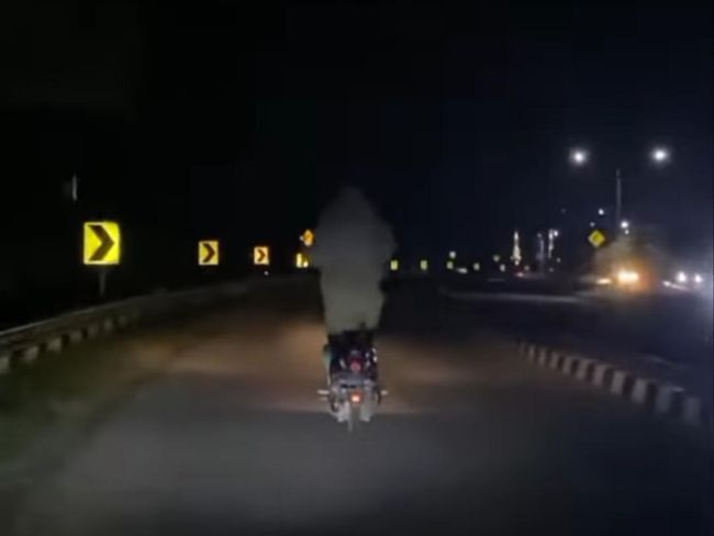 Jalan terlalu gelap, rupanya ada yang menumpang