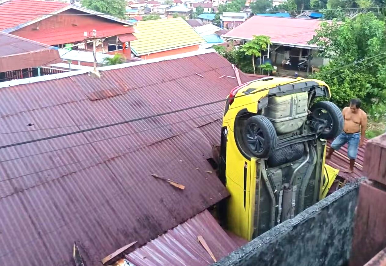 Kereta ‘berdiri’ terpacak atas bumbung