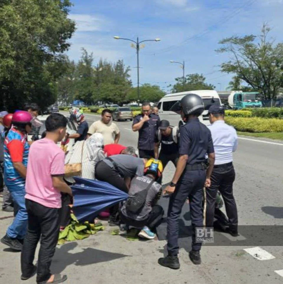 Budak maut, sepupu parah dirempuh kereta ketika melintas