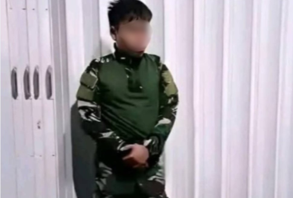 Remaja menyamar jadi askar demi pikat wanita