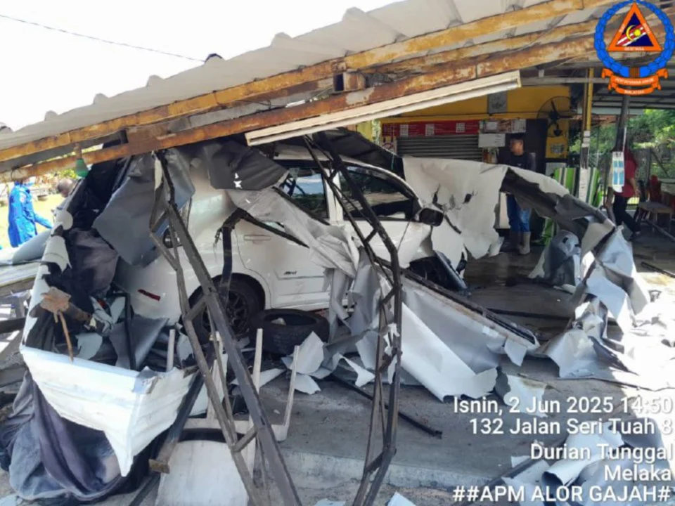 Pesara polis berusia 80 tahun cedera, kereta rempuh gerai makan di Alor Gajah