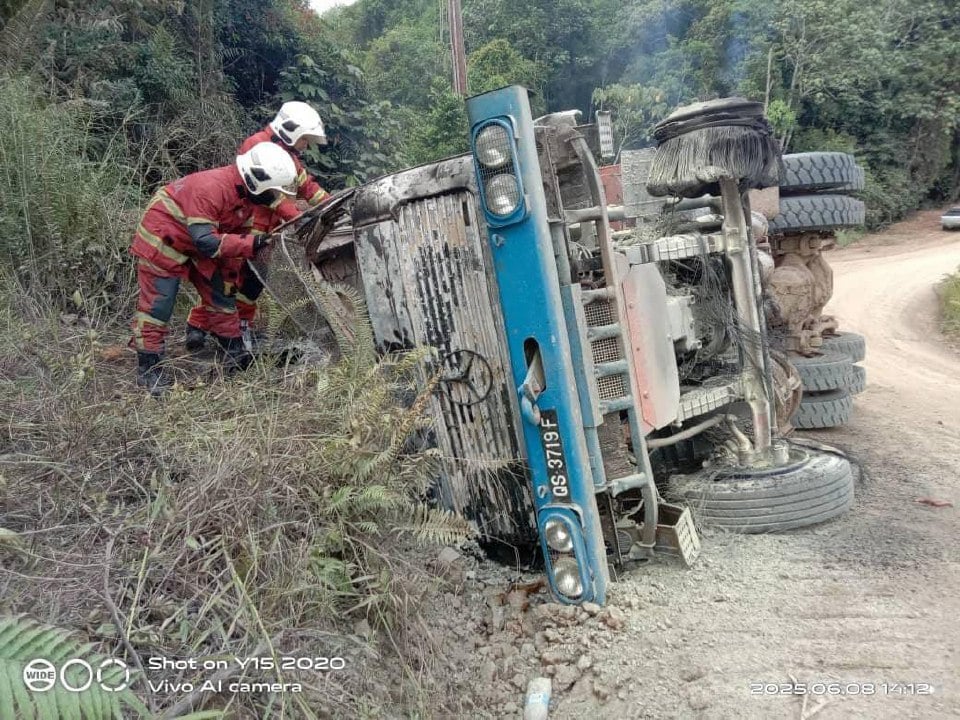 Pemandu rentung terperangkap dalam lori balak terbakar selepas terbalik