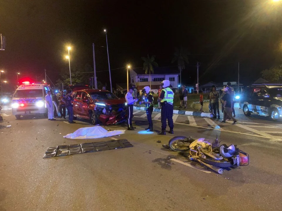 Dua rakan sekerja maut rempuh kereta di lampu isyarat