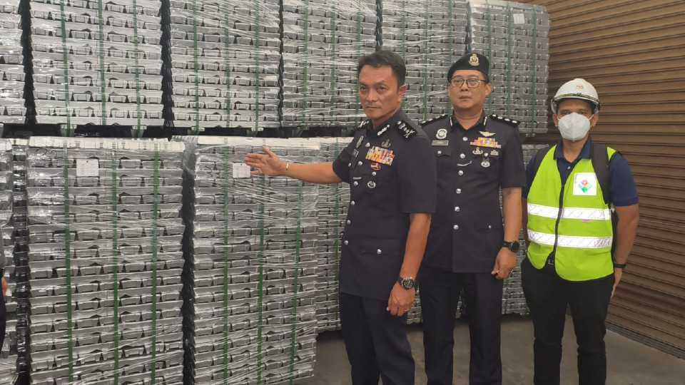 Kilang e-waste haram diserbu, 300 tan jongkong aluminium bernilai RM2.1 juta dirampas