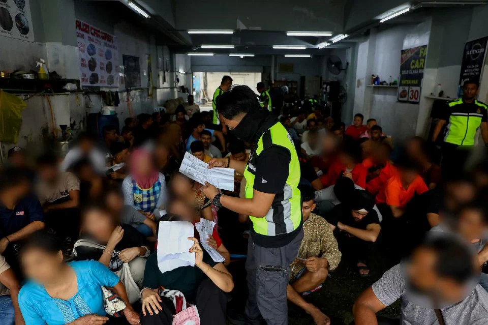 Gempur Dataran Otomobil: Warga asing bergegas tutup kedai, kelam kabut cuba lolos