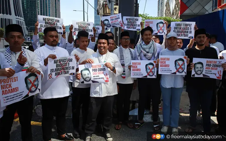 PH youths among 70 in protest outside US embassy