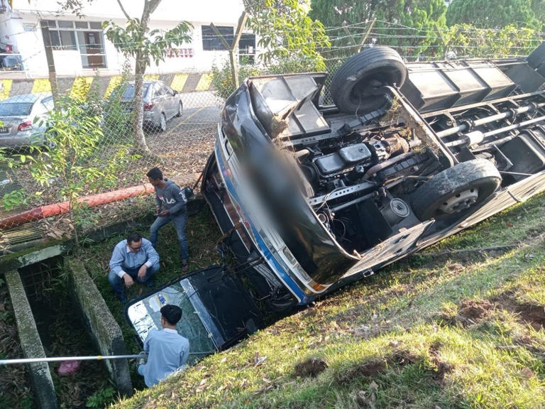 Over 20 foreign workers injured as bus overturns in Kulai