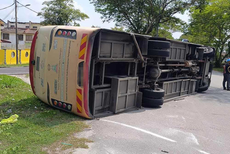 Mother, daughter injured as Smart Selangor bus overturns