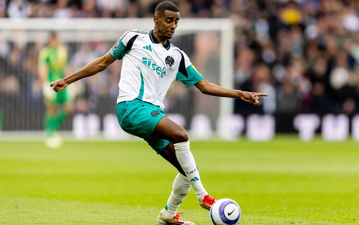 Howe yakin Isak tak akan tinggalkan Newcastle
