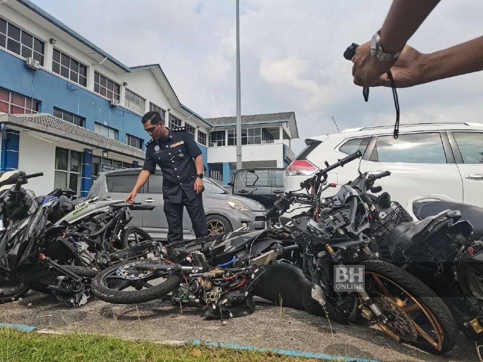 Bergesel sesama sendiri sebelum dilanggar rakan lain