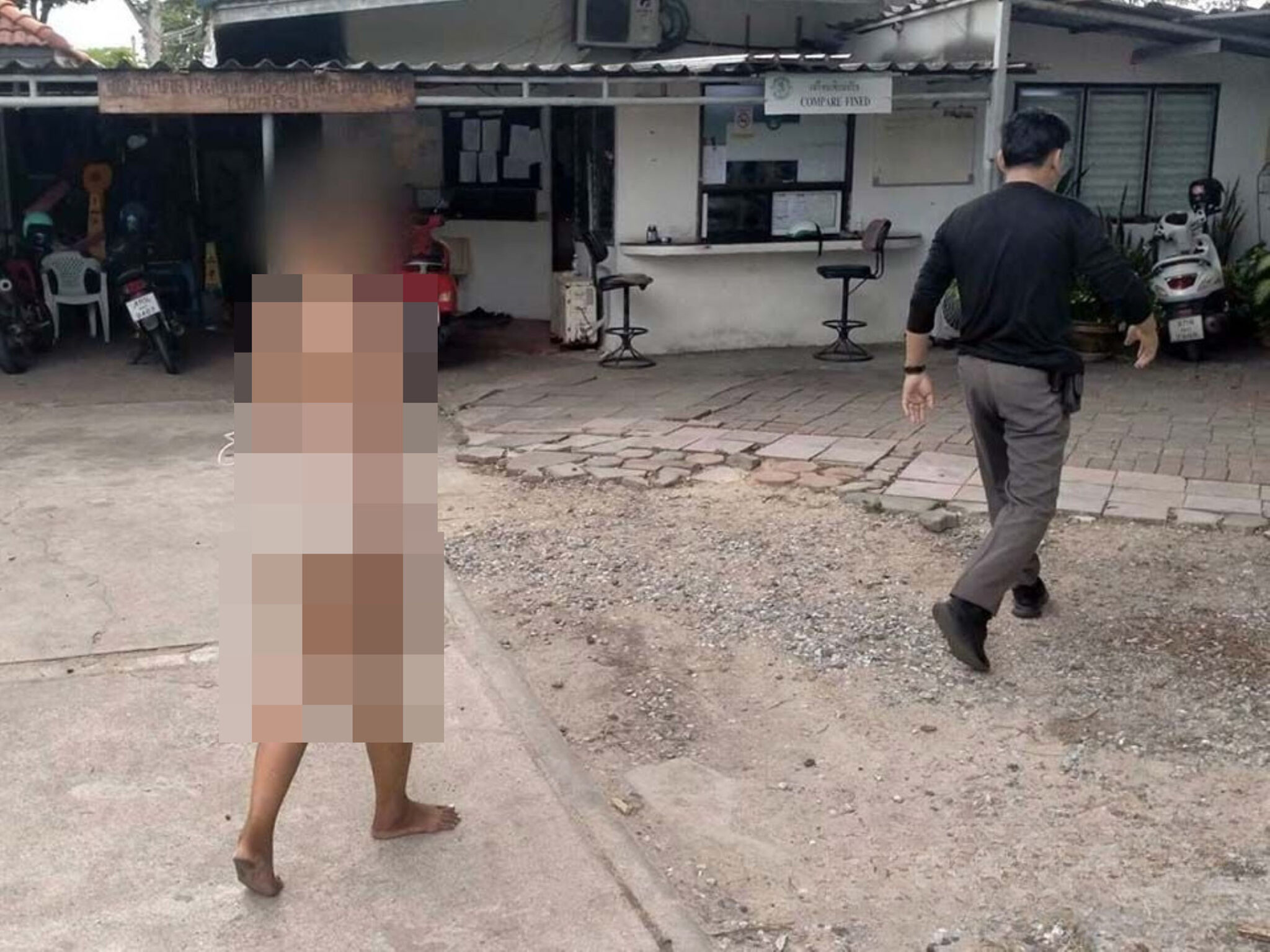 Wanita tidak berbaju berkeliaran