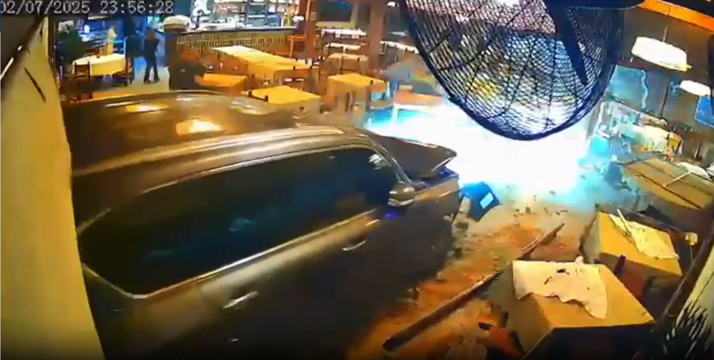 Lelaki pandu SUV rempuh restoran setelah diusir