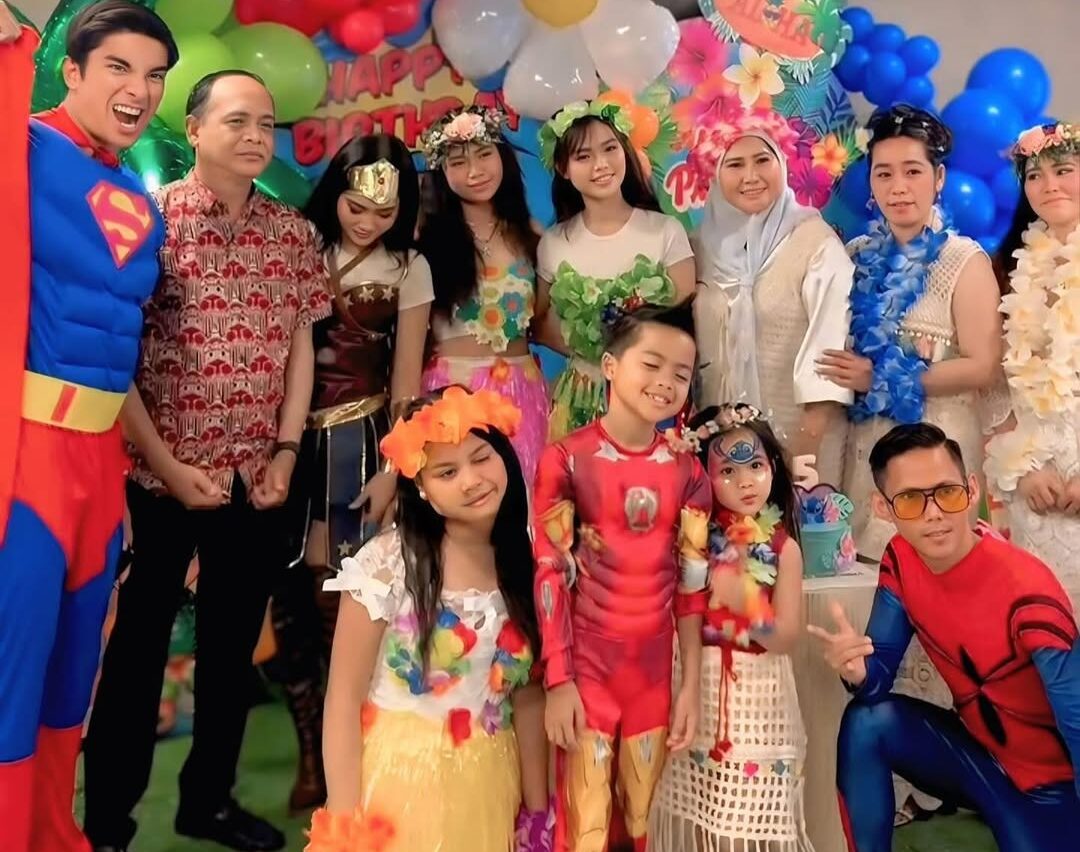 Telatah Spontan Anak Bella Astillah Merangkul Leher Syed Saddiq [VIDEO] 