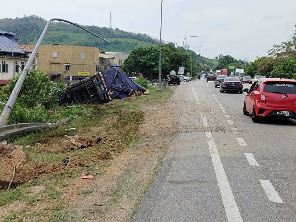 Pemandu treler maut, kenderaan terbalik selepas terbabas