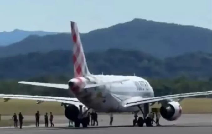 Lelaki melompat ke dalam enjin pesawat bergerak