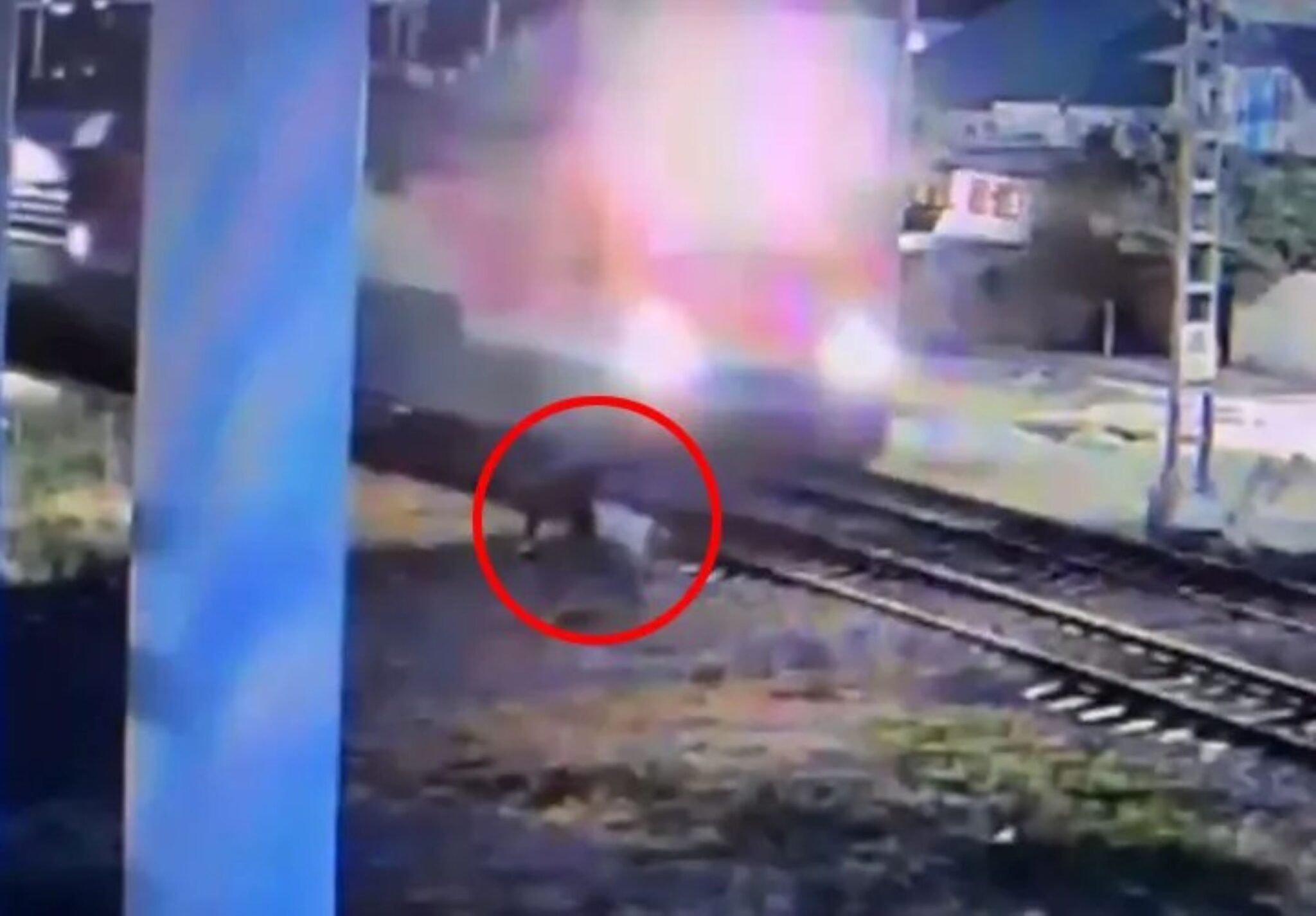 ‘Wira’ misteri lintas kereta api selamatkan lelaki pengsan