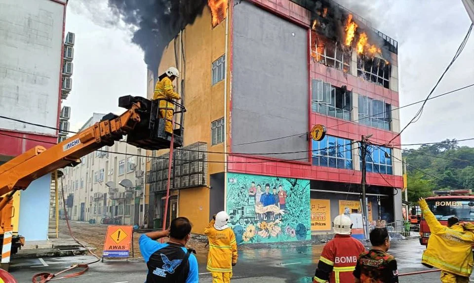 Premis perniagaan empat tingkat terbakar di Bentong
