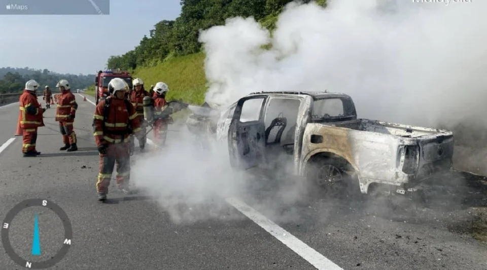 Pacuan empat roda terbakar, bertembung dengan lori