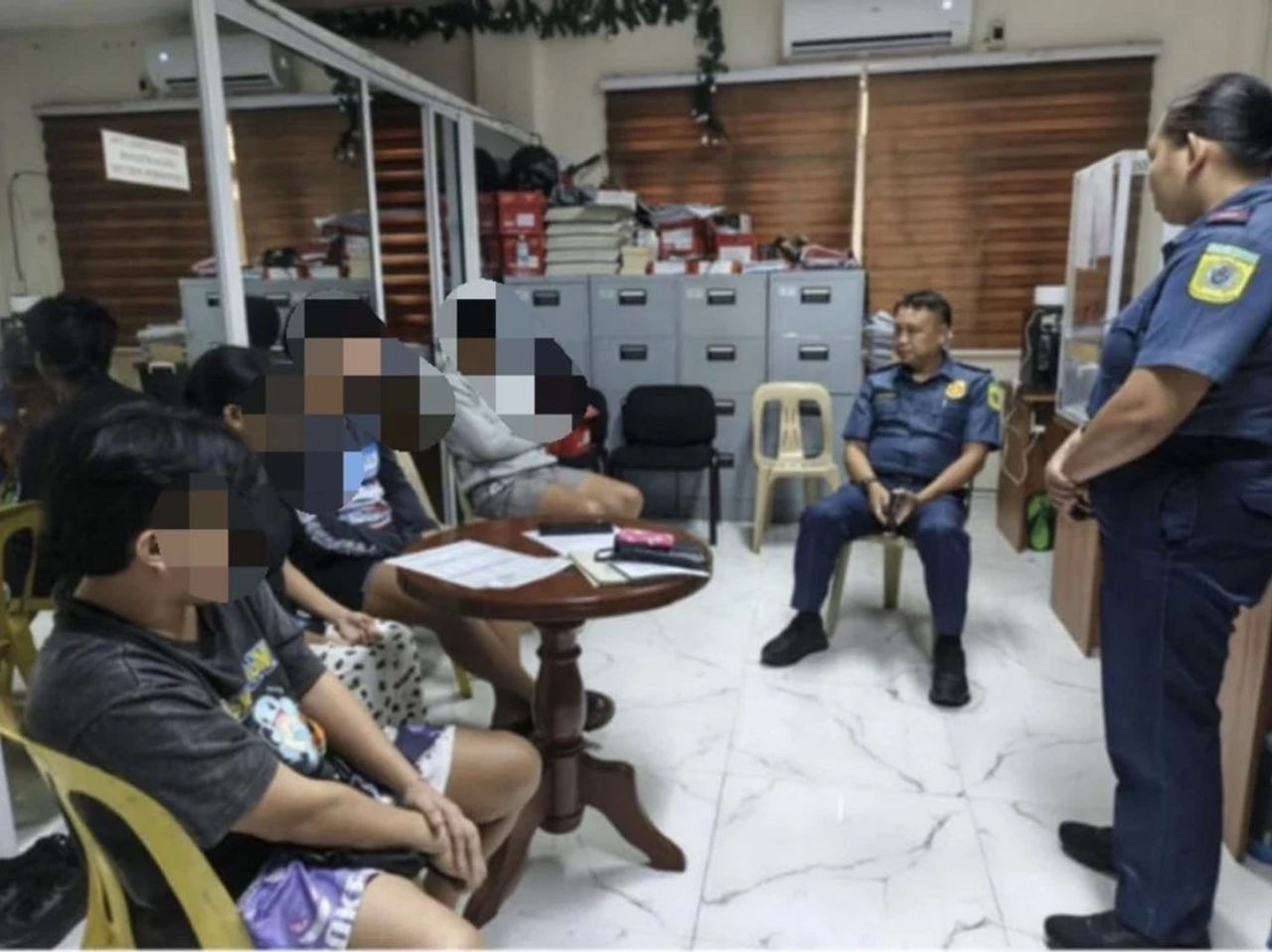 Polis lepaskan tembakan, ugut pelanggan