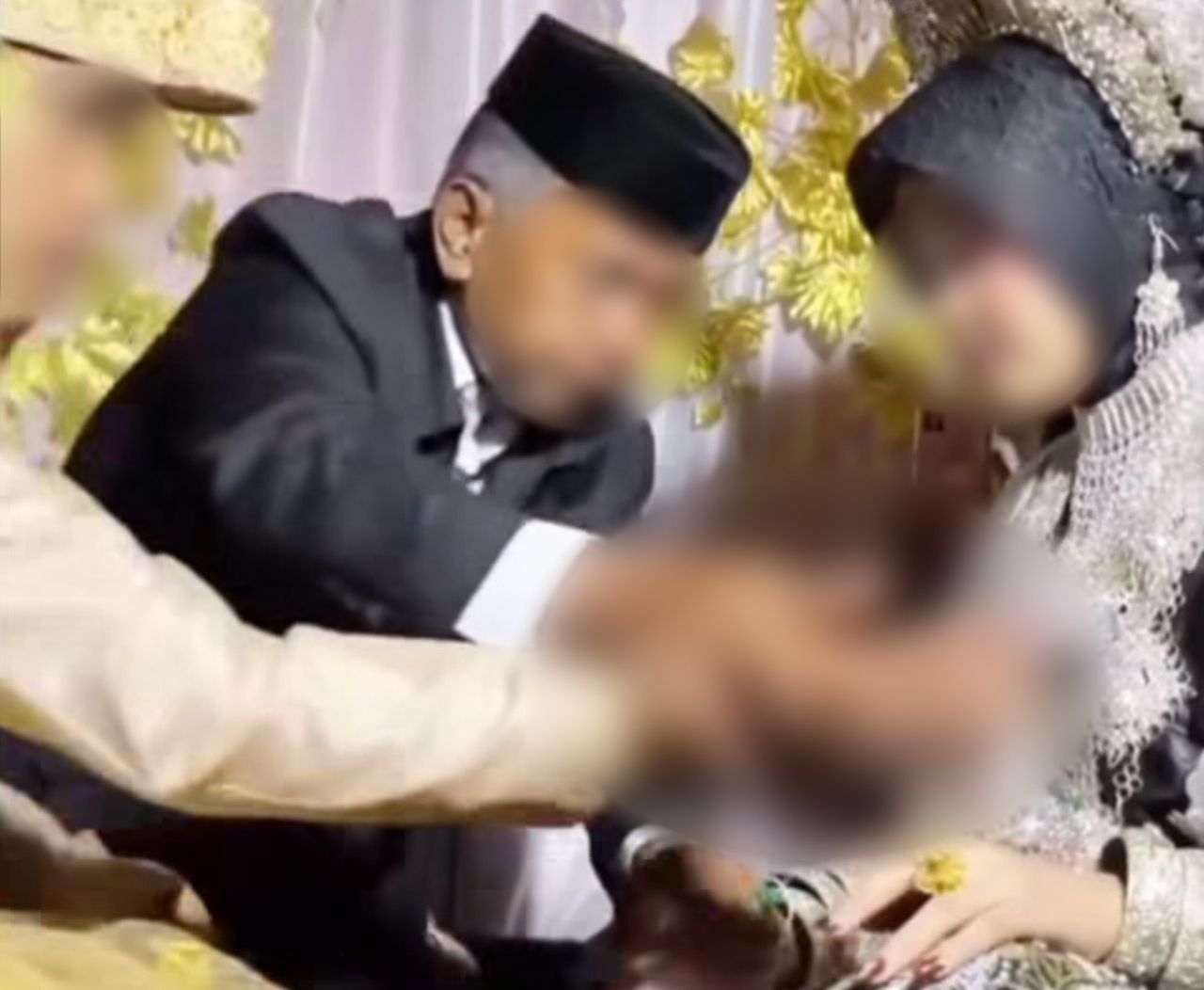 Pengantin pegang dada isteri selepas akad nikah