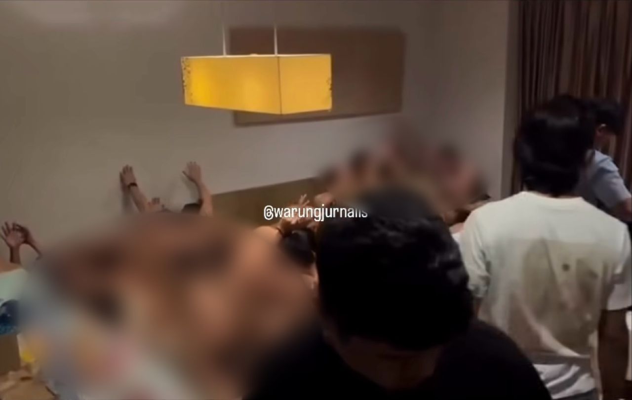 Polis berkas puluhan lelaki tanpa seurat benang sedang berparti