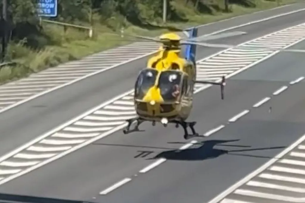 Helikopter mendarat di tengah lebuh raya