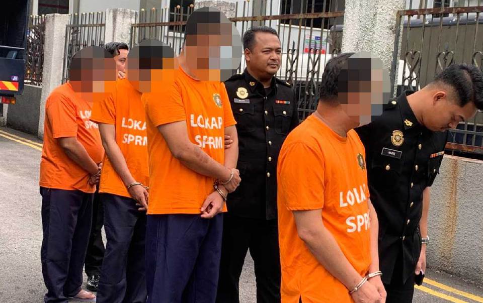 Pasport terbang: Empat pegawai penguat kuasa direman 6 hari