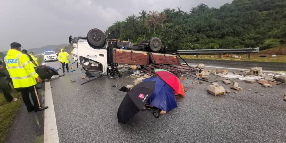 Anak isteri terbunuh, suami parah lori terbabas selepas tayar pecah di LPT2