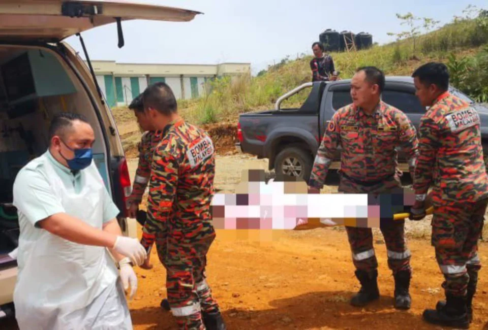 Peluncur udara tersasar, jatuh dalam belukar