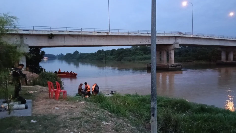 Warga emas tinggal kereta atas jambatan dipercayai jatuh Sungai Muar