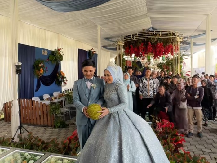 Durian melayang ke muka tetamu