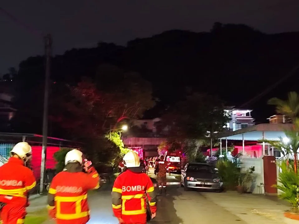Warga emas, anggota perubatan bomba sukarela diselamatkan dalam kebakaran