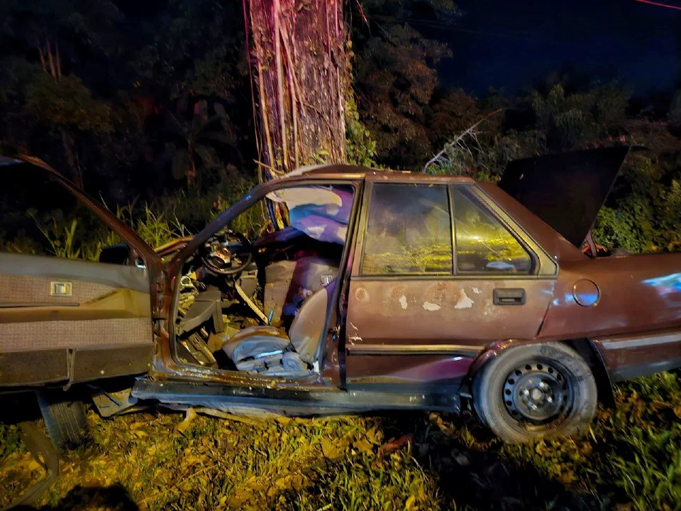 Dua remaja lelaki maut kereta rempuh pokok