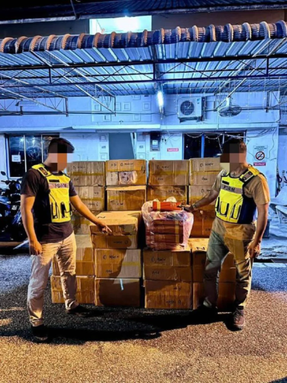 PGA rampas rokok seludup, elektronik bernilai RM1.2 juta di Tumpat
