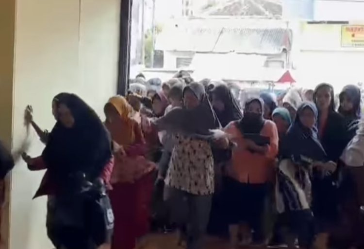 Penduduk serbu restoran beri nasi percuma setiap Jumaat