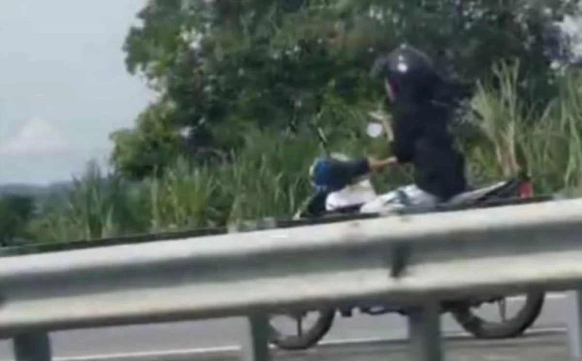 Polis siasat wanita tunggang motosikal lawan arus sambil pegang telefon bimbit
