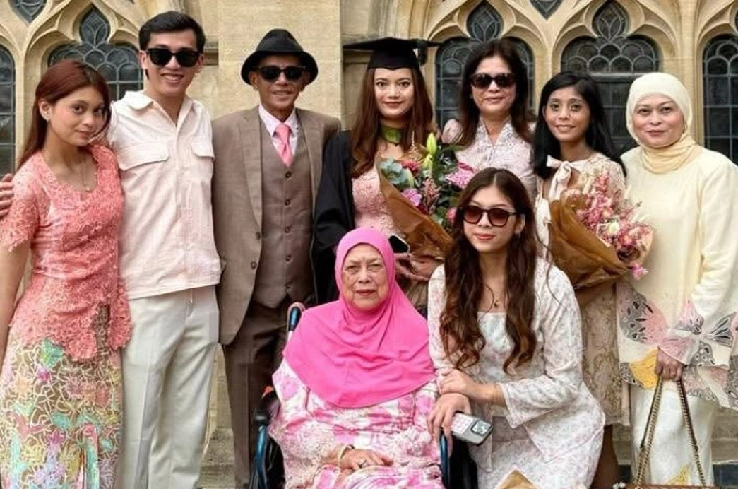 
via Instagram Azhar Sulaiman