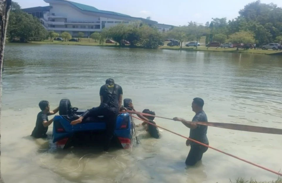 Kereta jatuh tasik, wanita maut dan anak selamat